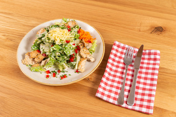 Hühnersalat mit frischem Gemüse