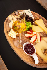 Bretteljause mit Käse und Schnaps