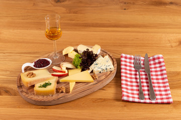 Bretteljause mit Käse und Schnaps