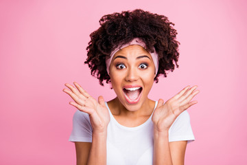 Close up photo beautiful yelling funky amazing she her dark skin lady unbelievable unexpected sale shopping discount cool news wear head scarf casual white t-shirt isolated pink bright background