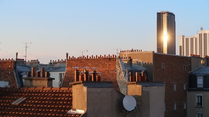 Toits de Paris, avec le miroitement du soleil couchant sur la tour Montparnasse (France)