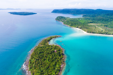 Fototapeta premium Aerial view sea beach island with green tree