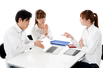 若いビジネスマン３人のミーティングのイメージ