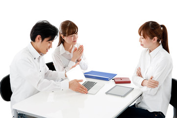 Fototapeta premium 若いビジネスマン３人のミーティングのイメージ