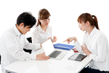 Obraz premium 若いビジネスマン３人のミーティングのイメージ