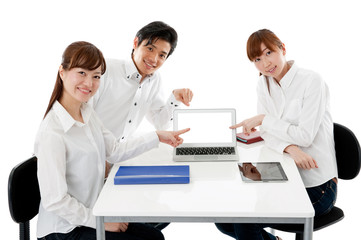 Obraz premium 若いビジネスマン３人のミーティングのイメージ