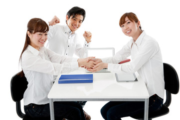 Obraz premium 若いビジネスマン３人のミーティングのイメージ