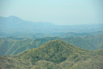 Naklejka premium 春霞の山々