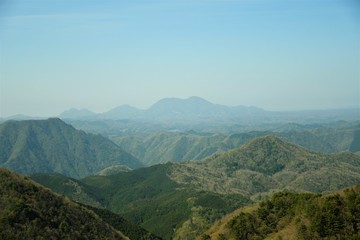 Naklejka premium 春霞の山々