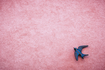 Façade décorée avec une hirondelle © PicsArt