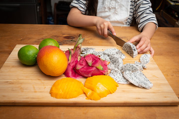 ドラゴンフルーツを切る子供