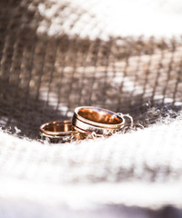 Obraz na płótnie Canvas wedding rings in the sun rustic style