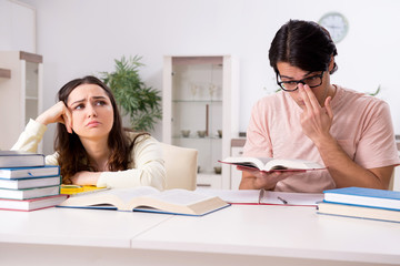 Obraz premium Students preparing for exam together at home 