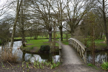 Jolie passerelle pour franchir le ruisseau qui coule dans ce parc à Availles sur Seiche dans le département de l'Ile et Vilaine en Bretagne
