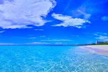 真夏の宮古島。与那覇前浜ビーチからの風景