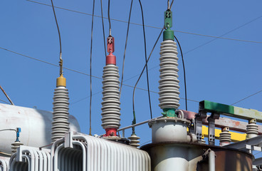 Electricity substation with high-voltage insulators
