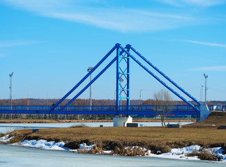 Obraz premium Transportation bridge through frozen river city background