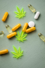 Pillen, Tabletten und Kapseln mit Cannabis Marihuana Hanf und CBD gegen Schmerzen zur Therapie als...