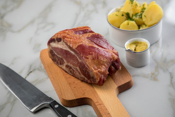 Kassler Nacken, Kohlwurst mit Kartoffeln und Senf auf Marmor Tisch