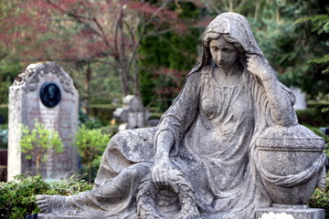 Alter Friedhof, Steinfigur einer trauernden Frau auf einer alten Grabst&auml;tte, Trauer, Tod, Sterben
