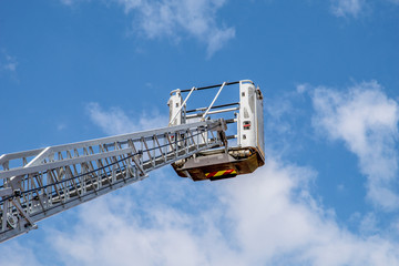 Plataforma utilizada por los bomberos para el rescate en un incendio.