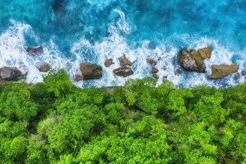 Deurstickers Luchtfoto strand Kust als achtergrond van bovenaanzicht. Turkoois water achtergrond van bovenaanzicht. Zomer zeegezicht vanuit de lucht. Bali eiland, Indonesië. Reizen - afbeelding