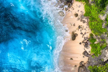 Fotobehang Luchtfoto strand Kust als achtergrond van bovenaanzicht. Turkoois water achtergrond van bovenaanzicht. Zomer zeegezicht vanuit de lucht. Bali eiland, Indonesië. Reizen - afbeelding