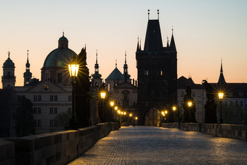 Fototapeta na wymiar menschenleere Karlsbrücke in Prag in der Morgendämmerung