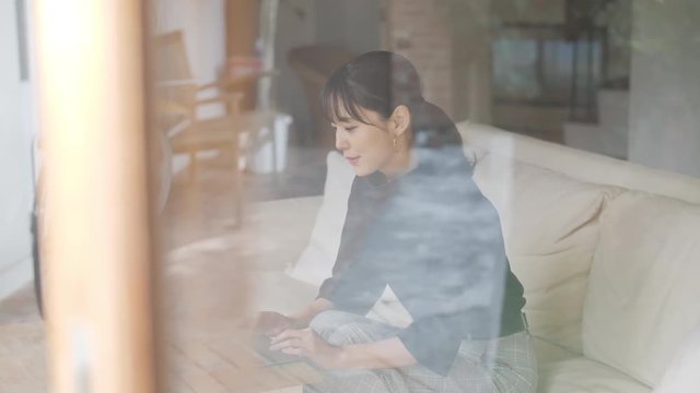 4K・カフェ・ノートパソコン