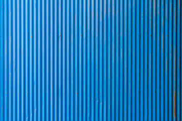 青いトタンの壁