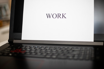 Napis work na monitorze z laptopa © andsko