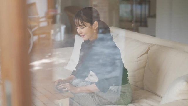 4K・カフェ・ノートパソコン