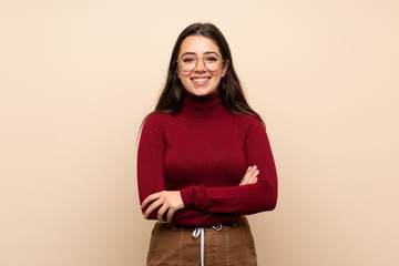 Teenager girl with glasses keeping the arms crossed in frontal position