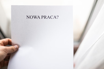 Nowa praca, kartka trzymana w ręku © andsko