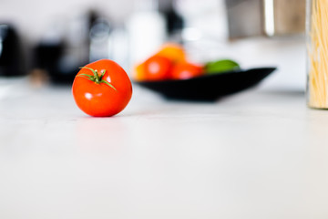 Pomidor leżący na blacie kuchennym