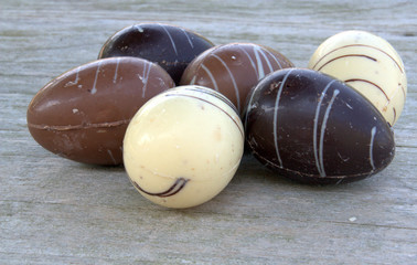 tas d'oeufs de pâques au chocolat noir ,blanc et au lait