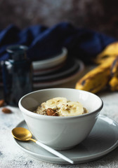 oatmeal porridge with banana and almond