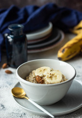 oatmeal porridge with banana and almond