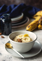 oatmeal porridge with banana and almond