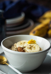 oatmeal porridge with banana and almond
