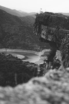 Paisaje de monta&ntilde;a y rio en blanco y negro