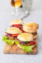 Hamburger auf Holz