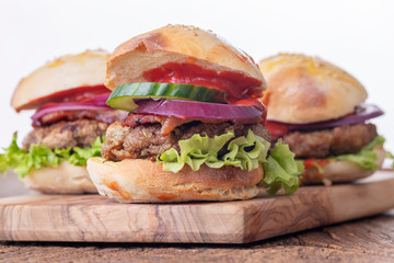 Hamburger auf Holz