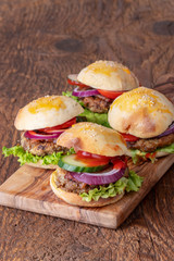 Hamburger auf Holz