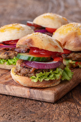 Hamburger auf Holz