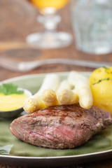 Nahaufnahme von Spargel auf einem Steak