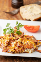 Nahaufnahme von Rührei mit Speck