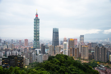 Obraz premium Taipei 101 is the business and modern shopping center building