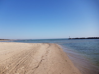 Sandstrand am Meer bei sch&ouml;nem Wetter