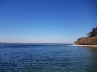 Eine Insel im Meer an der deutschen Ostseek&uuml;ste 